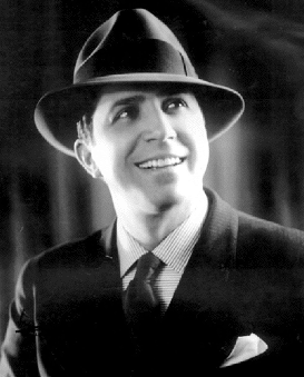  El Carlos Gardel más conocido, con su sombrero y su luminosa sonrisa.
