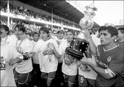  Futbolistas de Toluca dan la vuelta olímpica al consagrarse campeón del Torneo Apertura del fútbol mexicano de Primera División. (FOTO AFP)