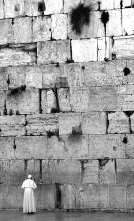 En el muro de los lamentos. El Papa oró en el lugar sagrado del judaísmo.