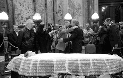 Emoción. El presidente de la República, Tabaré Vázquez ayer en el Salón de los Pasos Perdidos; permaneció en silencio y conmovido durante varios minutos ante el féretro.