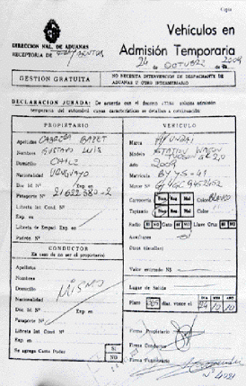 Trofeo. El uruguayo Stirling exhibe el documento de admisión temporaria de la aduana fraybentina.