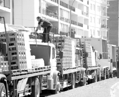 Movilización. Decenas de camiones de transporte de bebidas y centenares de trabajadores fueron protagonistas ayer en la rambla montevideana de la inusual protesta.