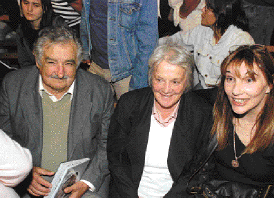 Afecto. Todo el público quiso acercarse a Mujica y a su esposa.