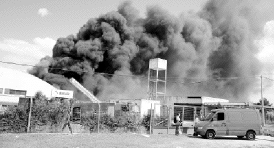 La escena del siniestro. Familias intentando salvar sus pertenencias, mientras los bomberos combatían las llamas y las altas columnas de humo se veían en todo Montevideo.