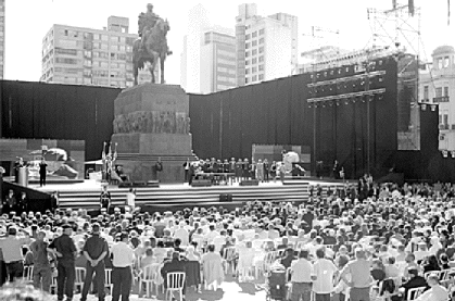 A cielo abierto. Al pie del monumento al general Artigas, se montó el gigantesco escenario. El clima acompañó la histórica jornada.