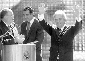 Despedida. Ya como ex presidente, Vázquez saluda y se despide.