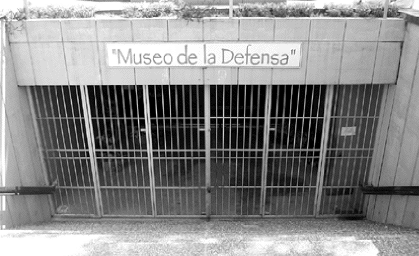 Mausoleo. Reja que protege la entrada al lugar donde estaban los restos de Leandro Gómez, cerrada con un candado.