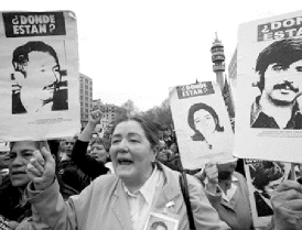 Manifestación. Víctimas de la dictadura de Pinochet se oponen a la iniciativa.