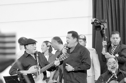 Simón Bolivar, Simón. Chávez canta junto al conocido dúo uruguayo, anoche en la Facultad de Medicina.
