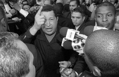 Hugo Chávez. Ayer, en la puerta de la sede del Frente Amplio.