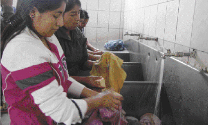Lavanderas. Un grupo de adolescentes con el jabón reciclado.
